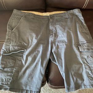Men's dark grey cargo shorts, size 40